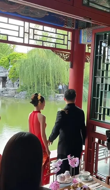 汪小菲與馬筱梅在郡王府裡宴客。翻攝香麻零食記小紅書