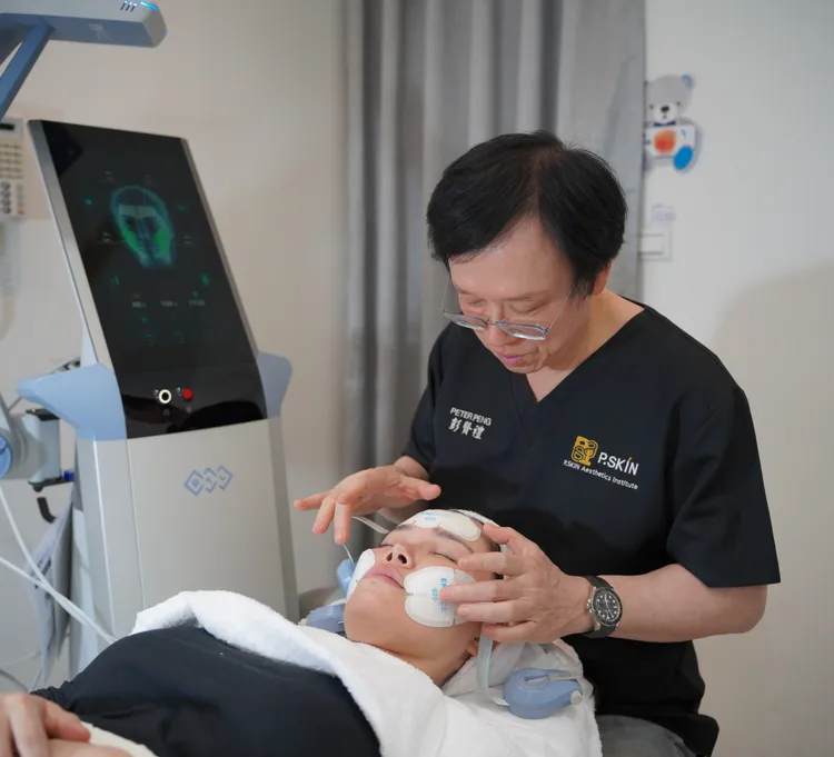 彭賢禮院長正在為顧客貼EMFACE貼片