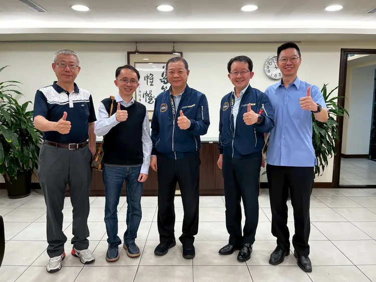 新北市警局局長廖訓誠(中)、刑大大隊長蕭瑞豪(右二)等人，會後與臺灣數位鑑識發展協會（ACFD）林宜隆理事長(左一)及士檢邱獻民檢察官(左二)合影留念，新北市警局未來將持續加強產、官、學等合作交流、擴充科技偵查資源。警方提供