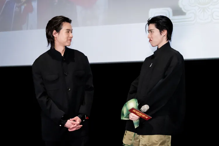 PP（右）擺出片中不屑的表情，Billkin寵溺望著他。金盞花大影業提供