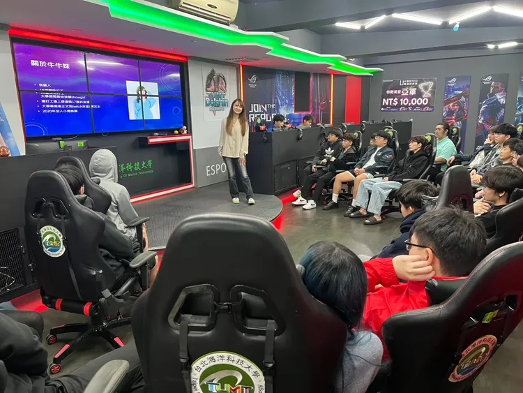 牛牛（中）與同學互動。台北海大提供