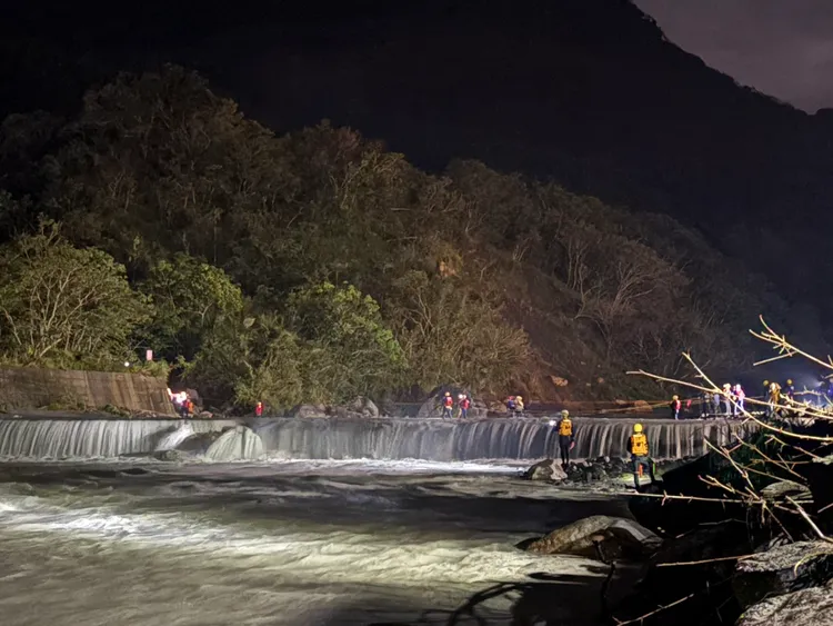 警消冒雨架設橫渡繩索系統協助山友脫困。消防局提供