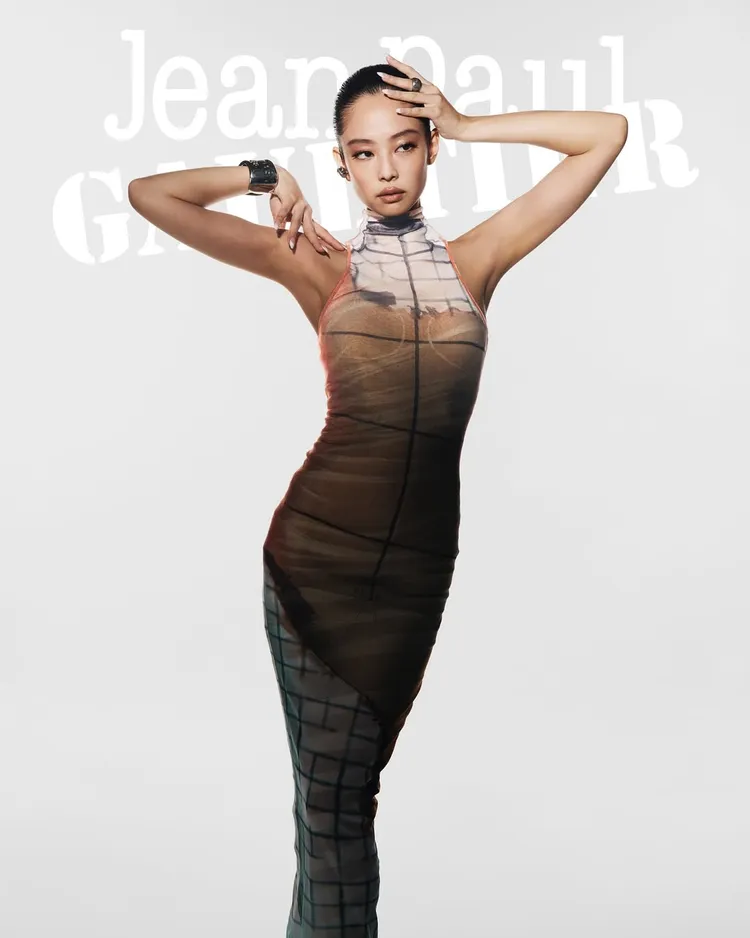 Jennie擁有超強時尚表現力。翻攝Jean Paul Gaultier IG