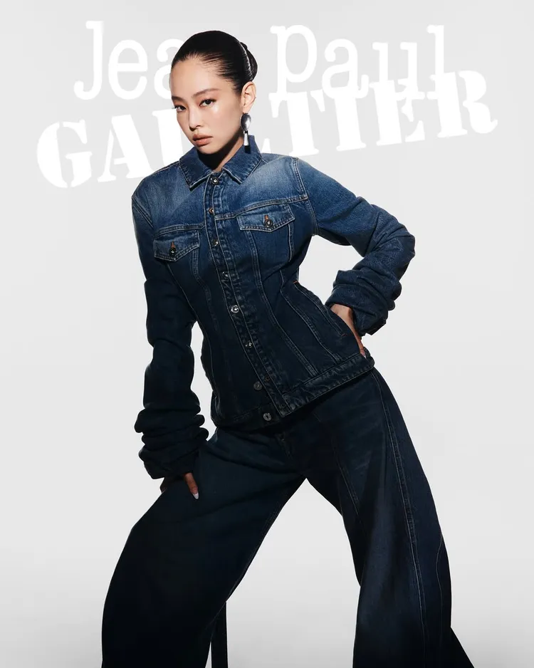Jennie換上丹寧造型洋溢時髦鬆弛感。翻攝Jean Paul Gaultier IG