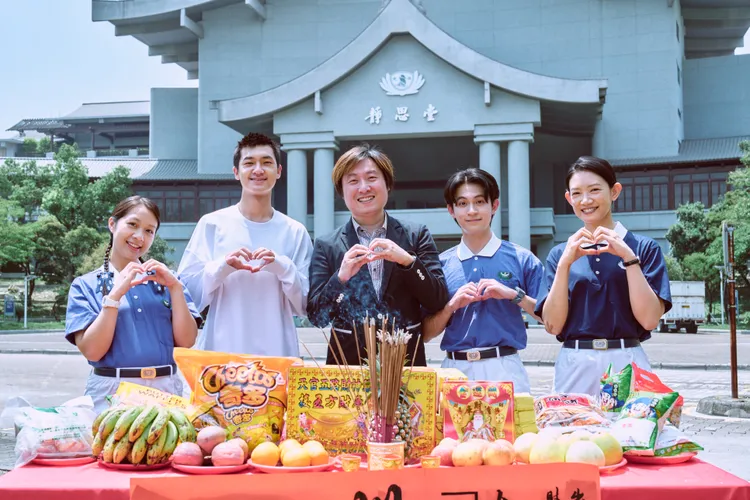 開鏡儀式，左起：安乙蕎、裴子齊、余政憲製作人、林暉閔、吳奕蓉。大愛提供