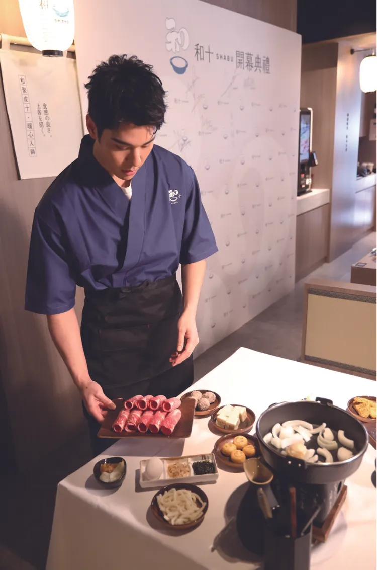 周予天化身型男主廚，親自示範煮壽喜燒。圖／十承十集團提供