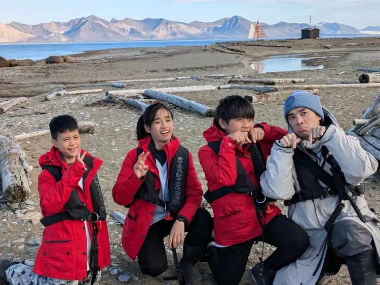 林哲熹（右一）與小隊員們長達10多天同住同睡而培養出好感情。公視提