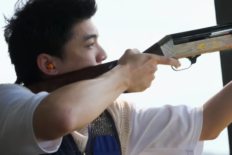 林哲熹為防範北極熊進行打靶訓練。公視提供