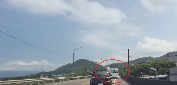 混凝土車為回到正常車道，還一度硬擠同向直行的其他車輛。翻攝照片