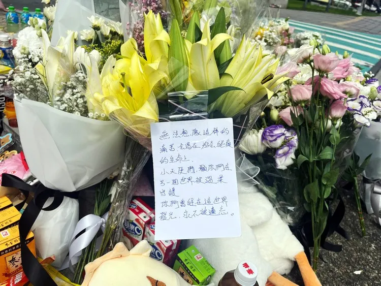 鮮花上還有手寫卡片。中央社