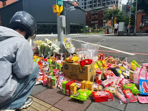 三峽車禍路口擺滿鮮花零食　民眾淚悼小天使「願在另一世界被溫柔守護」