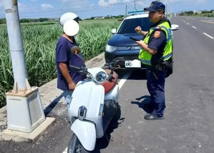 轄區一名8旬老翁闖紅燈出車禍身亡，轄區台西警分局加強取締違規。警方提供