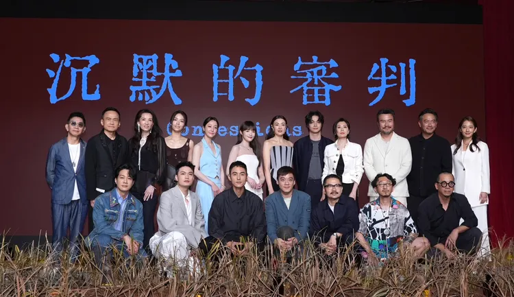 謝欣穎（後排第五個起）和王淨是王柏傑的現任與前任女友，兩人並肩合影，還會竊竊私語。攝影中心攝
