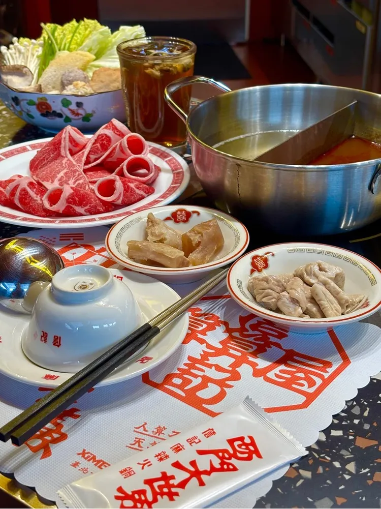 獨享也能吃到自由配5種配料，以及麻辣湯底必點的「麻辣滷5寶」等。詹記提供