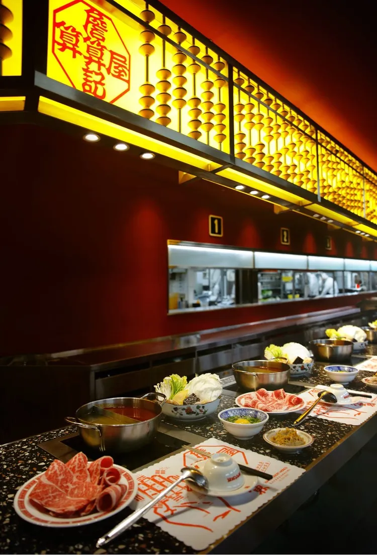 詹記算算屋座位區上方設計出「大型珠算盤」裝置。詹記提供