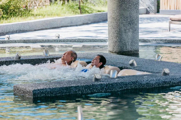 紅葉谷推出山谷漫步的療癒之旅，可以享受放鬆的湯泉體驗度過難忘的母親節。雲朗觀光提供