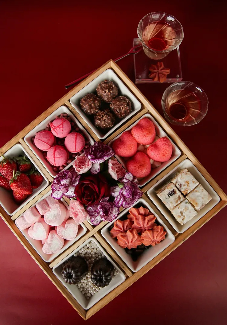 雲品特別推出母親月限定的「玫麗母親炭煮茶」，邀請旅客一同體驗湖畔品茗。雲朗觀光提供