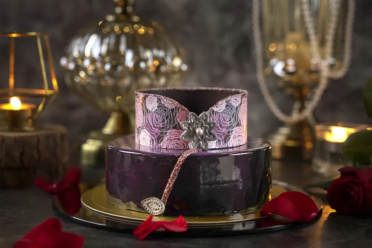 「玫瑰夫人」以優雅旗袍造型展現東方韻味，酸甜交織富有層次口感，讓人愛不釋口。雲朗觀光提供