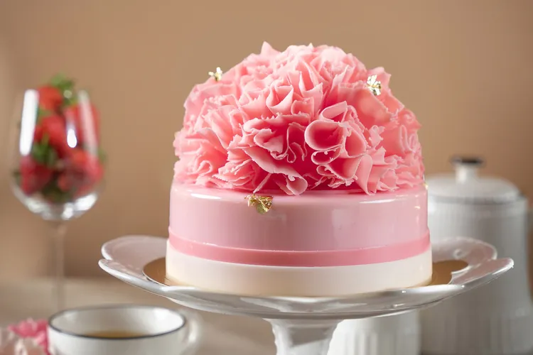 「暖心花語」以盛開的康乃馨傳達對母親的心意，使用榛果蛋糕結合香草鳳梨餡，融合法式焦糖榛果醬與酥脆巧克力餅，香濃不甜膩。雲朗觀光提供