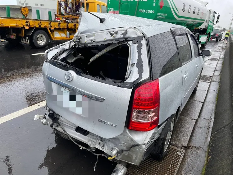 遭撞的小客車。大園警分局提供
