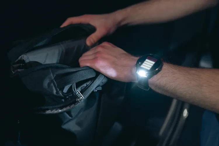 Forerunner 970 內建 LED 手電筒支援四段亮度等級與紅光，安全升級。業者提供