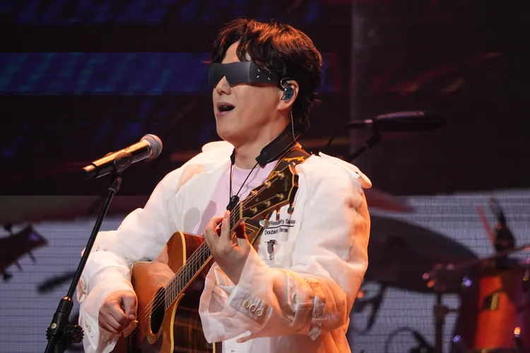 蕭煌奇今晚拿吉他彈唱。彭欣偉攝