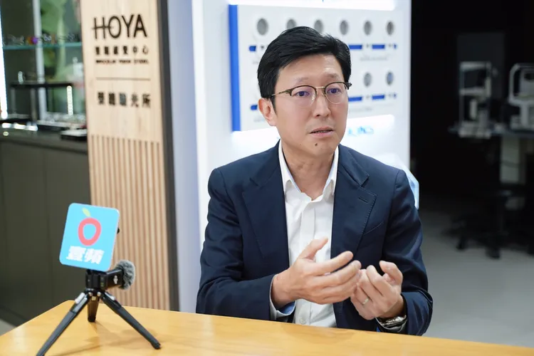 關國強接受《壹蘋新聞網》專訪，分享MiYOSMART鏡片研發歷程與全球500萬孩童的視力改變故事。彭欣偉攝

