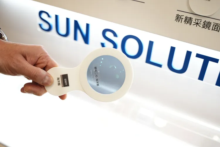 HOYA實現鏡片自動裁切與線上下單系統，香港、日本已全面導入，台灣市場將同步升級。彭欣偉攝