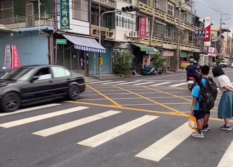 警方表勢將調整校門口號誌時間，並加強取締交通違規行為。取自《爆料公社公開版》