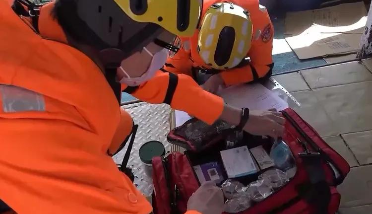 海巡人員替受傷船員進行傷口處置。海巡署提供