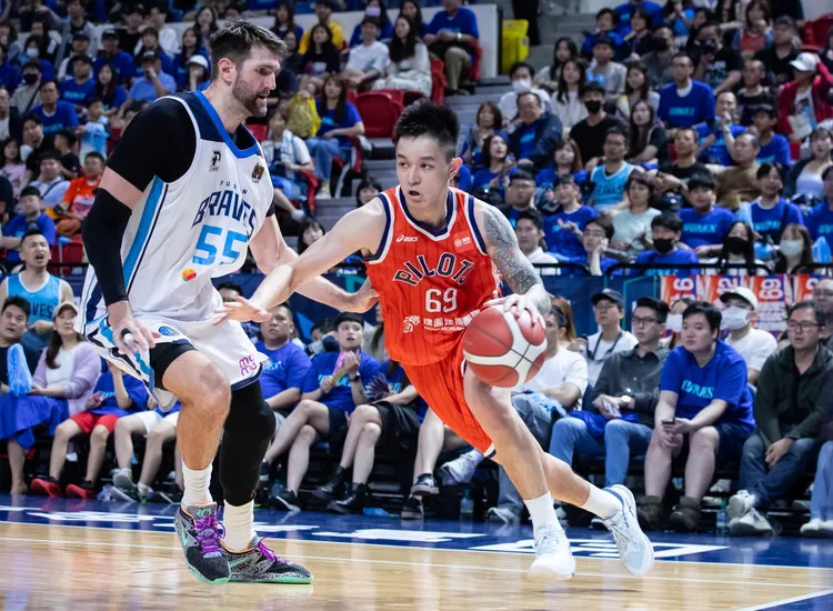 盧峻翔(右)陷入低潮。PLG