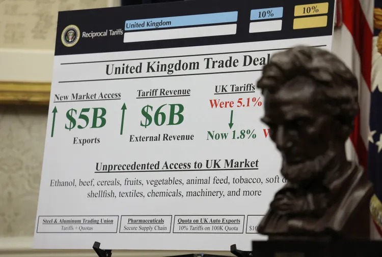 記者會上搬出圖表。路透