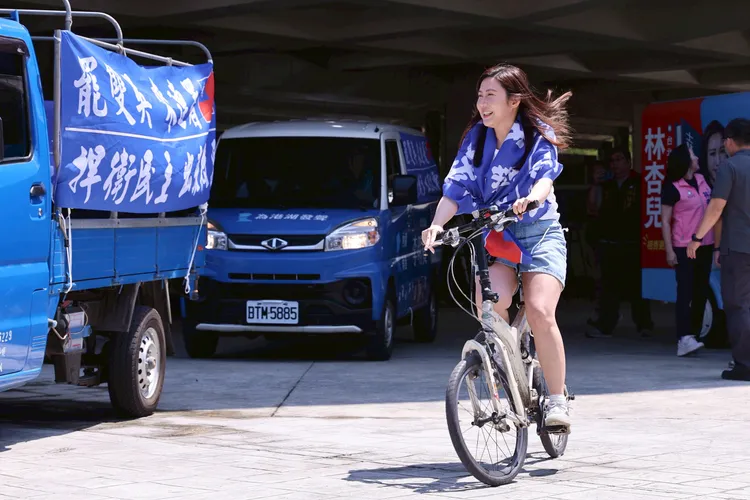 國民黨台北市議員柳采葳開心騎腳踏車響應黨號召。彭欣偉攝