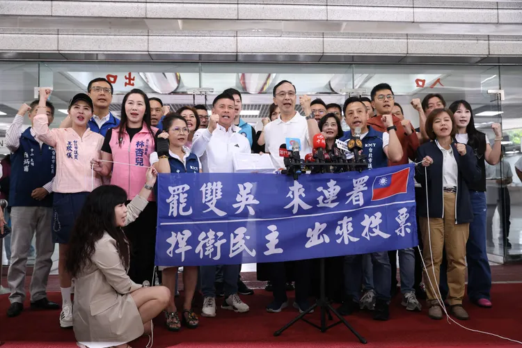 國民黨主席朱立倫與北市議員出席記者會，呼籲支持者反對綠營清算式罷免。彭欣偉攝