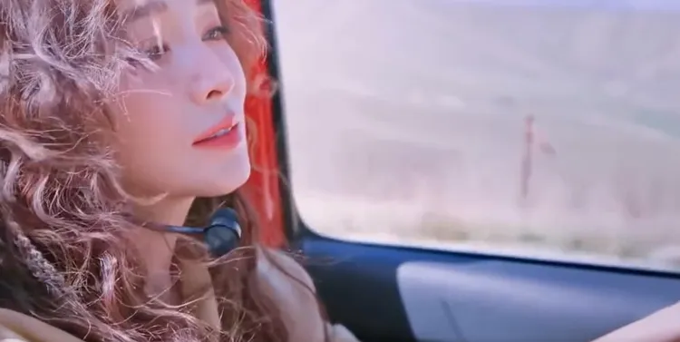 侯佩岑邊開車邊唱歌，頭髮亂飛。翻攝《乘風2025》