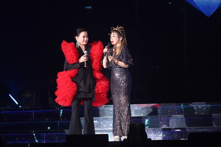 陳亞蘭、王彩樺與豬哥亮跨時空對話忍不住紅眼眶。高雄流行音樂中心提供