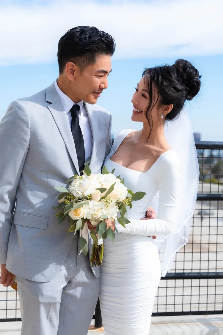 孔令奇（左）與老婆初次見面就「婚」頭。孔令奇提供