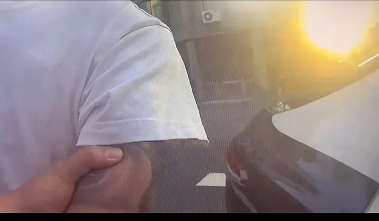 駕駛違停遭警盤查，立即暴露通緝犯身分。翻攝畫面