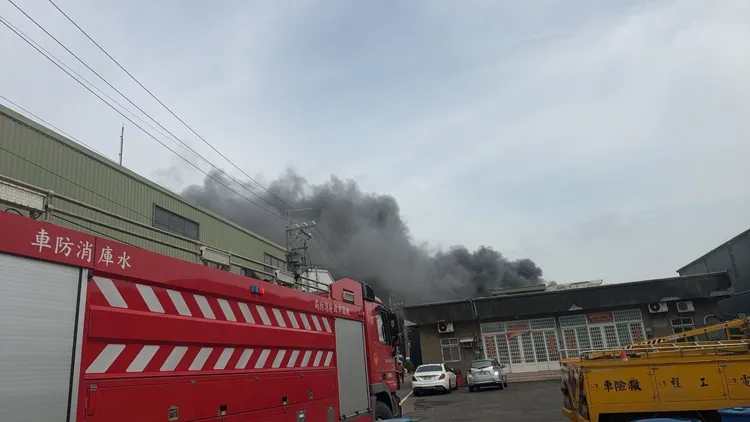 桃園消防局已出動人車前往現場灌救。翻攝畫面