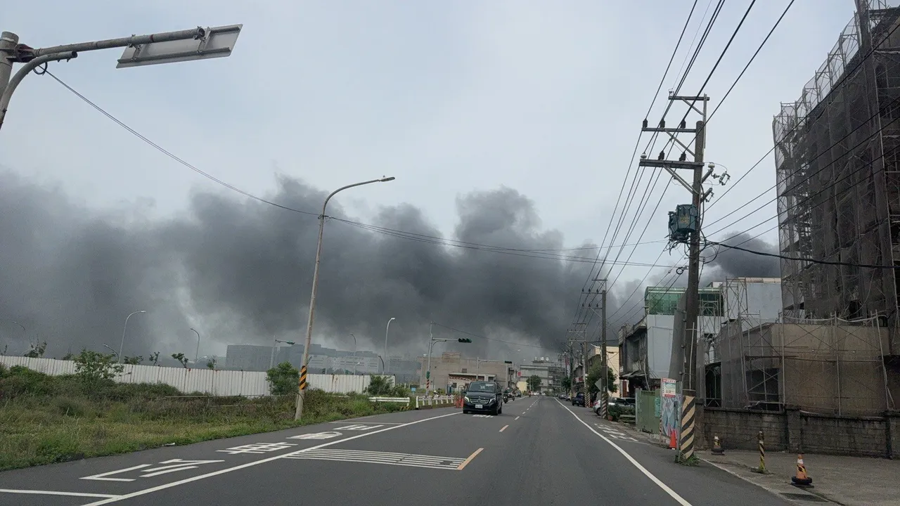 遠處就可見黑煙密佈。翻攝畫面