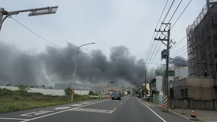 遠處就可見黑煙密佈。翻攝畫面