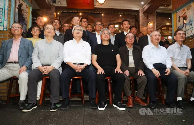 輝達（NVIDIA）執行長黃仁勳（前中）17日晚間宴請台灣供應鏈夥伴，並邀請與會「大咖們」一同合影，台積電董事長魏哲家（前左3）、廣達董事長林百里（前右3）就坐在黃仁勳兩側。中央社