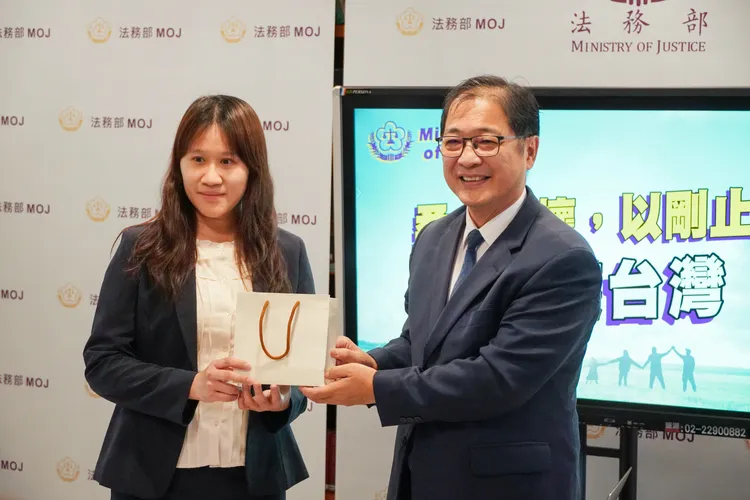 法務部長鄭銘謙（右）、橋頭地檢署檢察官楊翊妘（左）。法務部提供