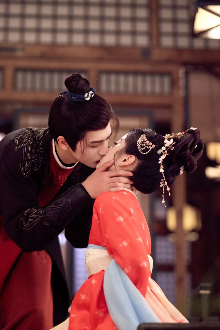 在一場吻戲拍攝前，包上恩故意吃了辣條，讓宋威龍瞬間傻眼。龍華電視提供