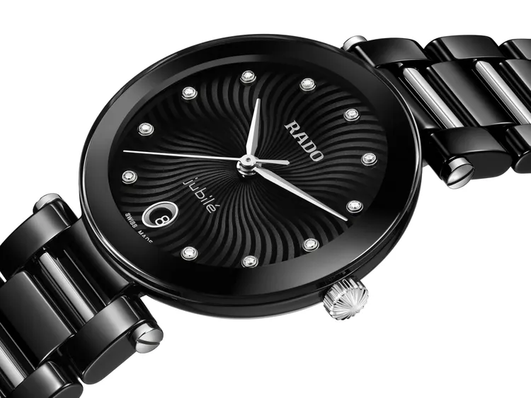 錶殼與錶鍊之間的懸浮式結構，靈感源於義大利古典建築的拱門與立柱的支撐美學。品牌提供