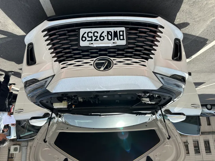 拍賣的Lexus RX350H油電動力混合車1輛，車齡不到1年，行駛里程數僅6,400多公里。台中分署提供