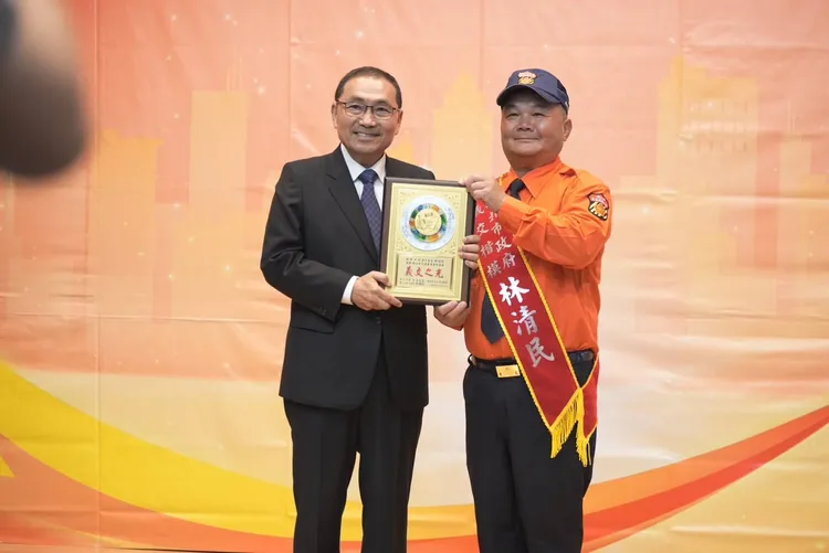 侯友宜表揚35位績優義交楷模。交大提供