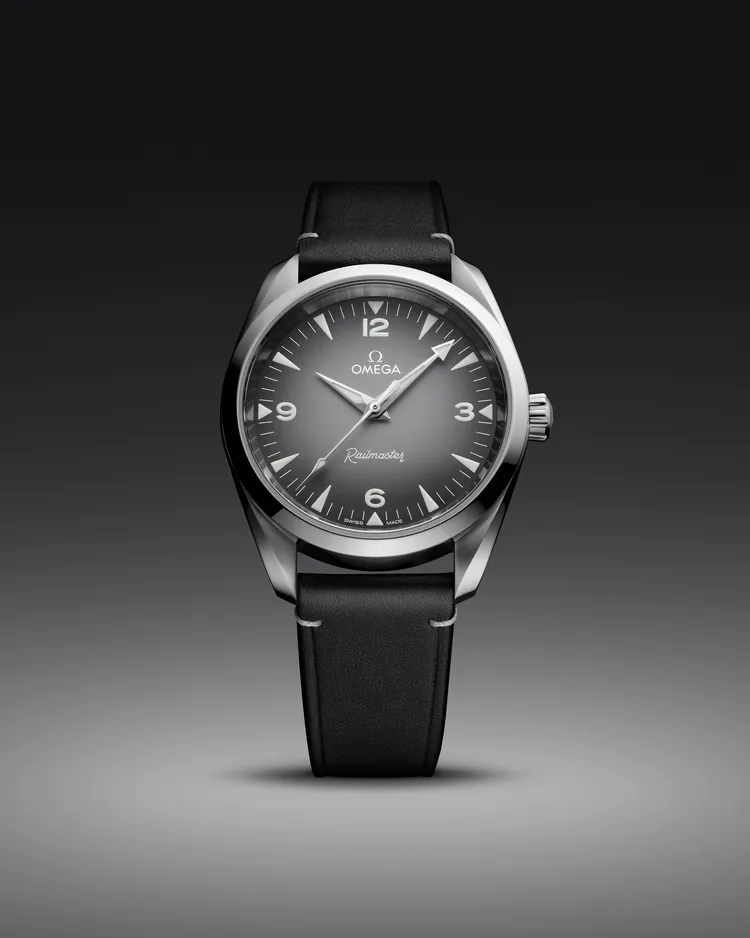 OMEGA Railmaster鐵霸系列，38mm，不鏽鋼錶殼，灰色錶盤，粒面小牛皮錶帶，8806自動上鍊機芯，動力儲存55小時，防水深度150米，17萬元。品牌提供