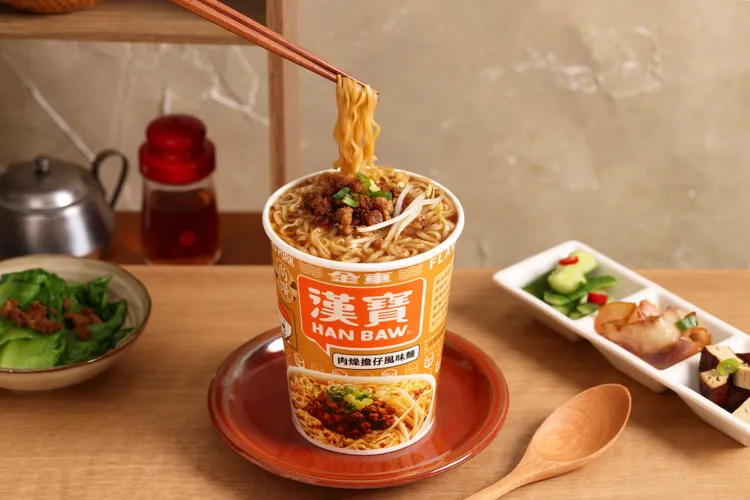 「肉燥擔仔風味麵」嚼勁麵條搭配特製秘汁肉燥與紅蔥頭，鹹香濃郁、不膩口(圖片僅供參考，實際內容參見實物)。業者提供