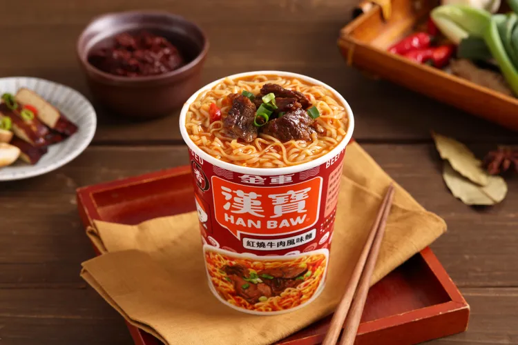 「紅燒牛肉風味麵」，湯頭濃郁醇厚帶有微辣，Q彈滑順麵條吸附牛肉風味湯汁(圖片僅供參考，實際內容參見實物)。業者提供